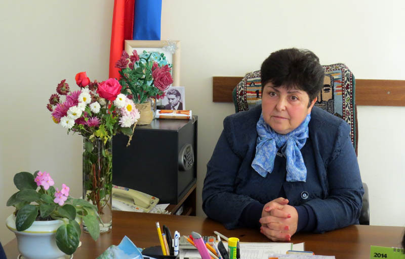 После окончания выставки собрались у директора школы Аванесян Мареллы и за чашкой кофе поделились мнениями о проведённом мероприятии..jpg После окончания выставки собрались у директора школы Аванесян Мареллы и за чашкой кофе поделились мнениями о проведённом мероприятии..jpg