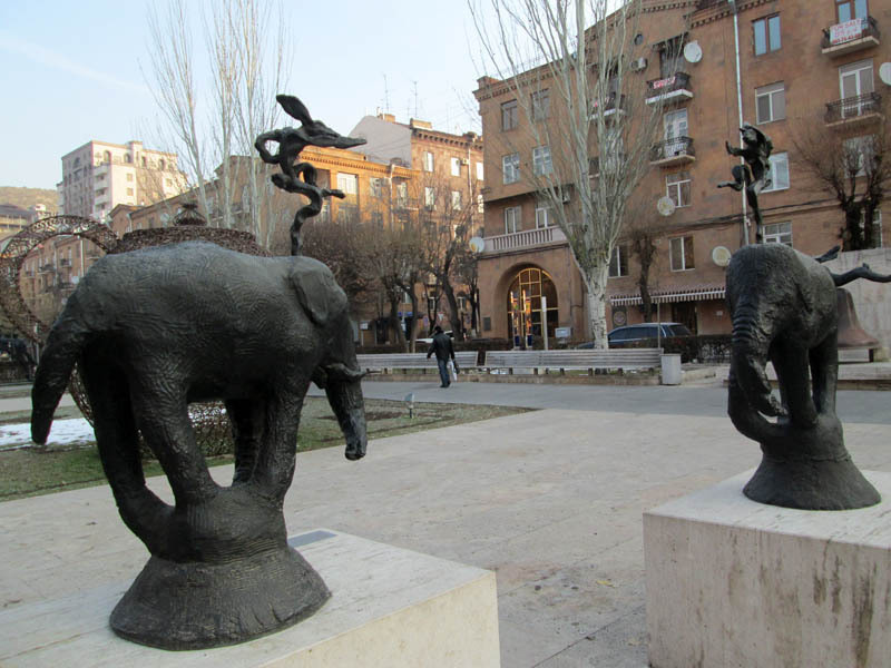 Работа британца Барри Флэнаган  