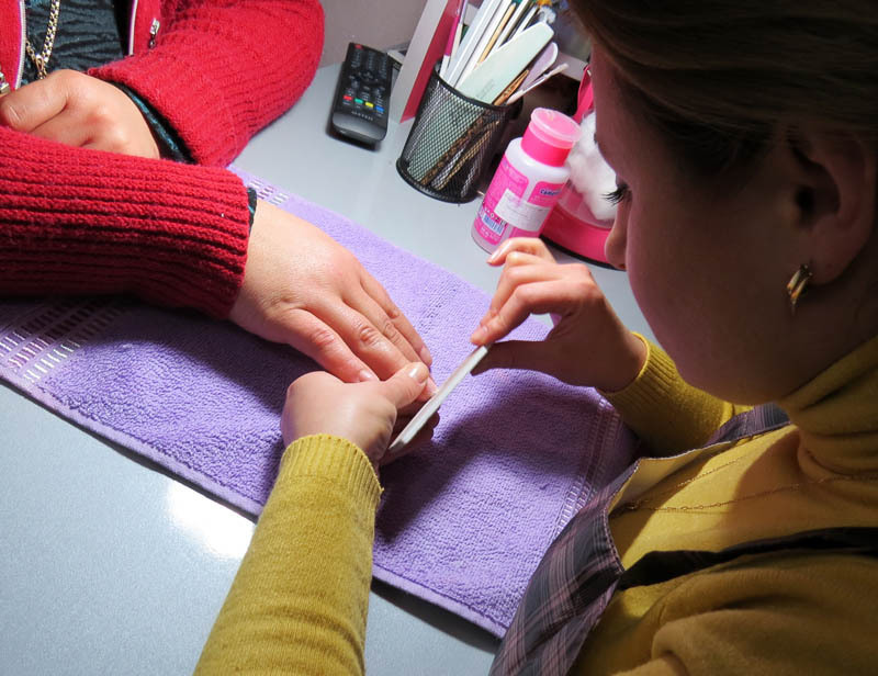 Чистка и покрытие ногтей. Фрагмент. Чистка и покрытие ногтей. Фрагмент.