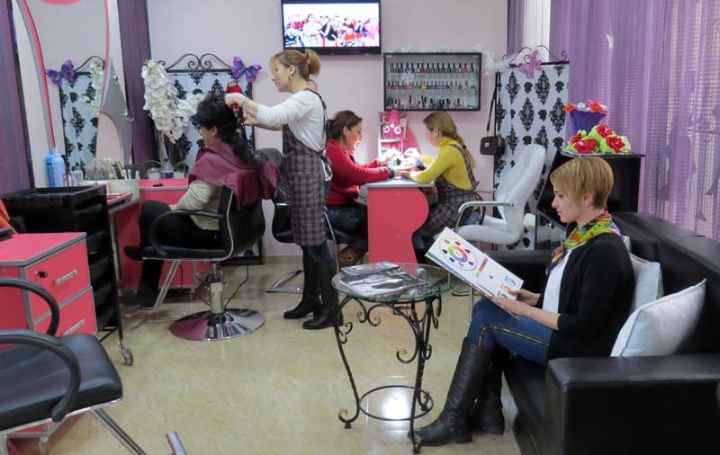 Парикмахерша Гаяне делает укладку клиентке. Парикмахерша Гаяне делает укладку клиентке.