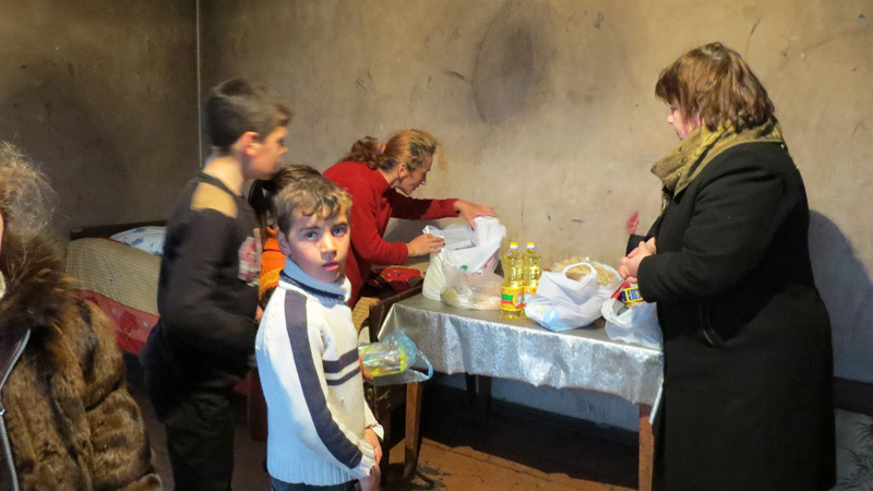  Выгружаем продукты дома у Гоар Тевановой в с.Нор-Марага Мартакретского района.