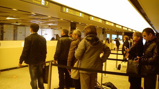 Пассажиры у стоек пограничного контроля Пассажиры у стоек пограничного контроля