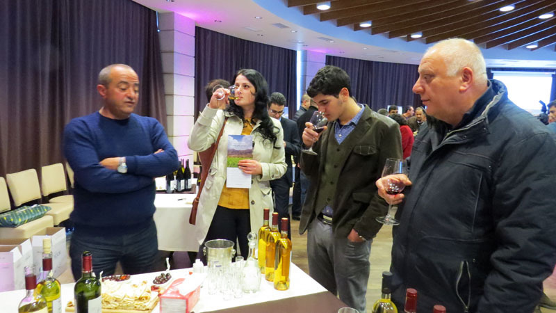 Предварительно вино надо понюхать, чтобы почувствовать его аромат, а потом пригубить...