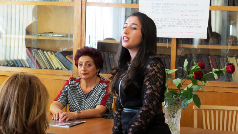  Кармен Ваагян, студентка 2 курса АрГУ декламирует стихи Мандельштама "Я скажу тебе последней прямотой".