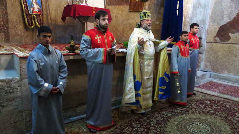 Тер-Ованес проводит службу посвящённую Воскрешению Господа Иисуса Христа Тер-Ованес проводит службу посвящённую Воскрешению Господа Иисуса Христа