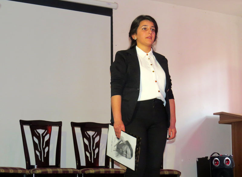 Ведущая Диана Арутюнян. Ведущая Диана Арутюнян.