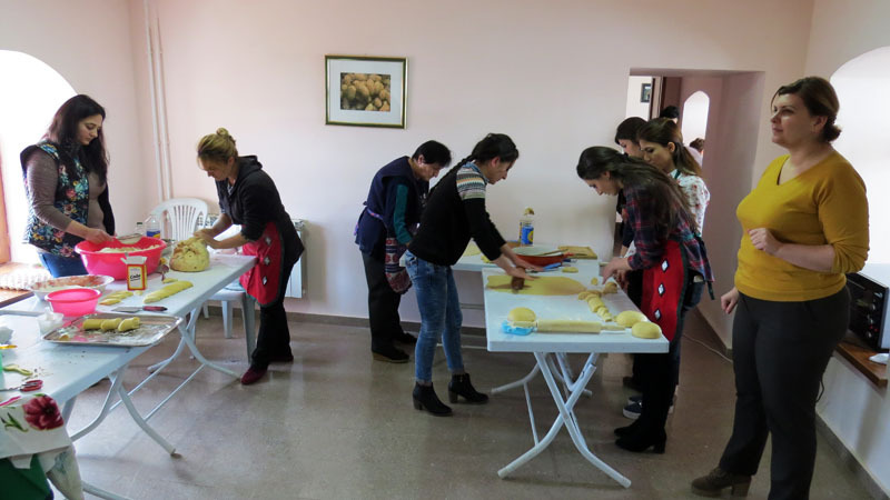 Кто-то месил тесто, кто-то резал его, кто-то, что-то другое делал. Короче, работа кипела вовсю.. Кто-то месил тесто, кто-то резал его, кто-то, что-то другое делал. Короче, работа кипела вовсю..