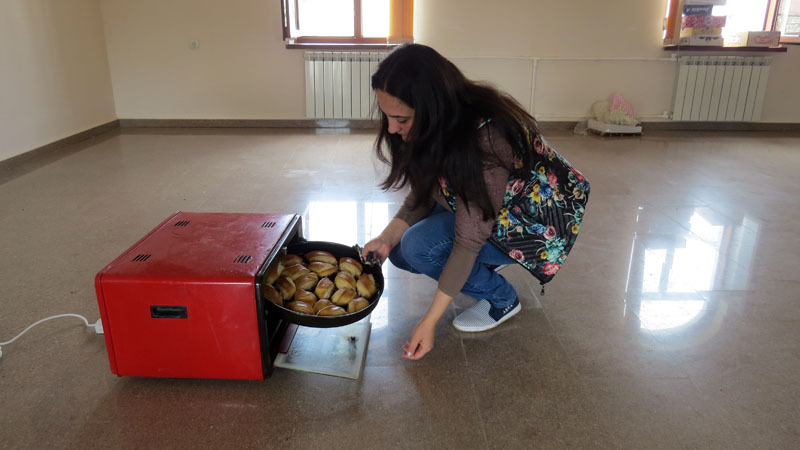 Девушки только успевали класть продукцию в три печи, потом вынимать... Девушки только успевали класть продукцию в три печи, потом вынимать...