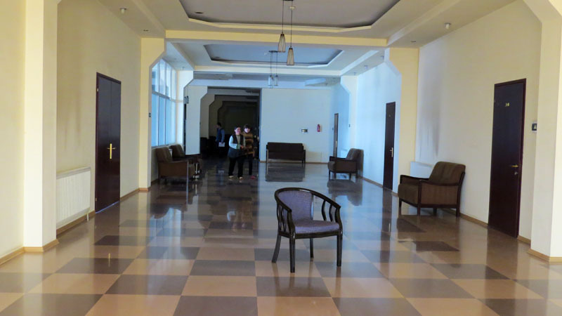 Второй этаж гостиницы, куда поселили беженцев. Второй этаж гостиницы, куда поселили беженцев.