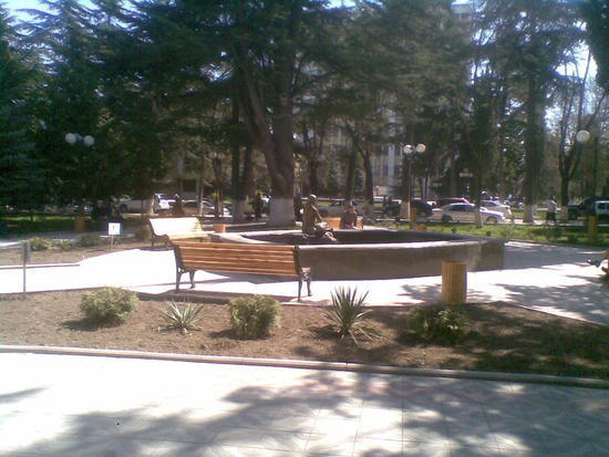 Решил в обеденный перерыв, выйти в центр, посидеть в сквере Коста, и Решил в обеденный перерыв, выйти в центр, посидеть в сквере Коста, и