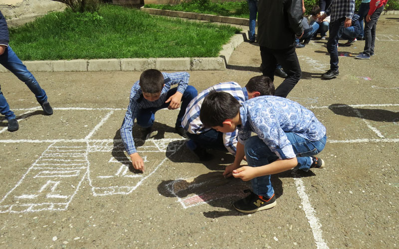 Пацаны рисуют Папика и татика (деда и Бабу). Пацаны рисуют Папика и татика (деда и Бабу).