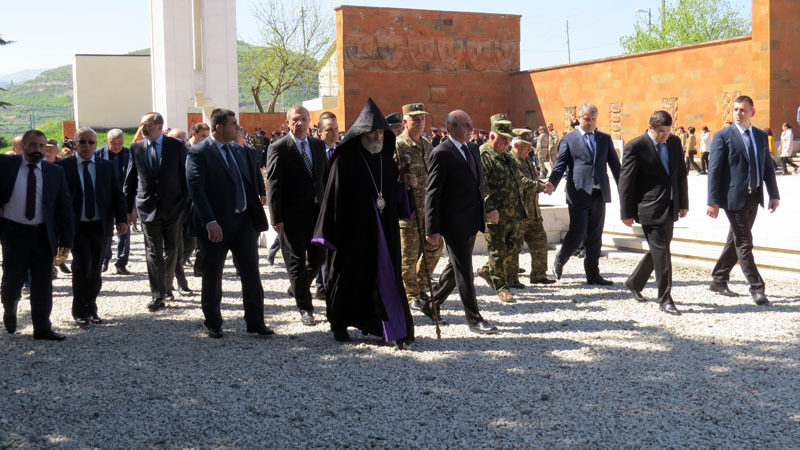Представители властей НКР, духовенства, общественности, жители города Степанакерта почтили память безвинных жертв Геноцида. Мемориальный комплекс Степанакерта. 24.04.2016г. Представители властей НКР, духовенства, общественности, жители города Степанакерта почтили память безвинных жертв Геноцида. Мемориальный комплекс Степанакерта. 24.04.2016г.