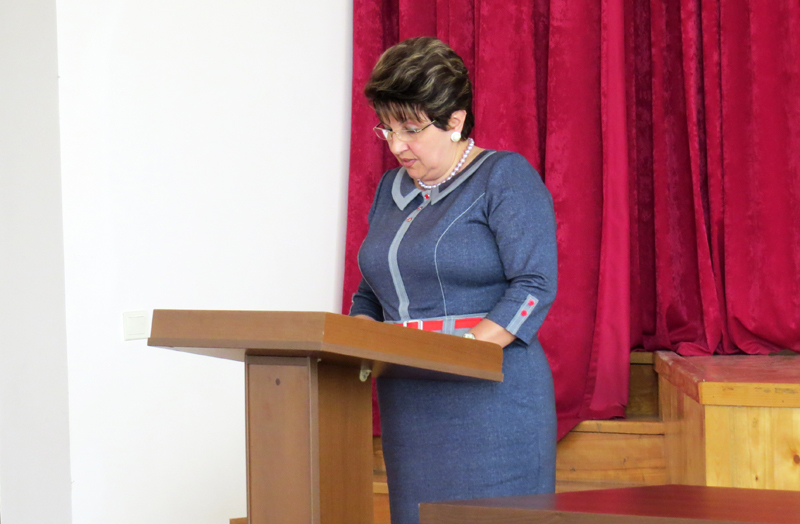 Раиса Мусаелян, начальник управлени минпросвещения НКР зачитывает имена победителей. Раиса Мусаелян, начальник управлени минпросвещения НКР зачитывает имена победителей.