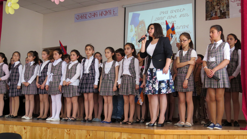 Ведущая концерта педагог Степанакертской школы №1 Ануш Аванесян. Ведущая концерта педагог Степанакертской школы №1 Ануш Аванесян.