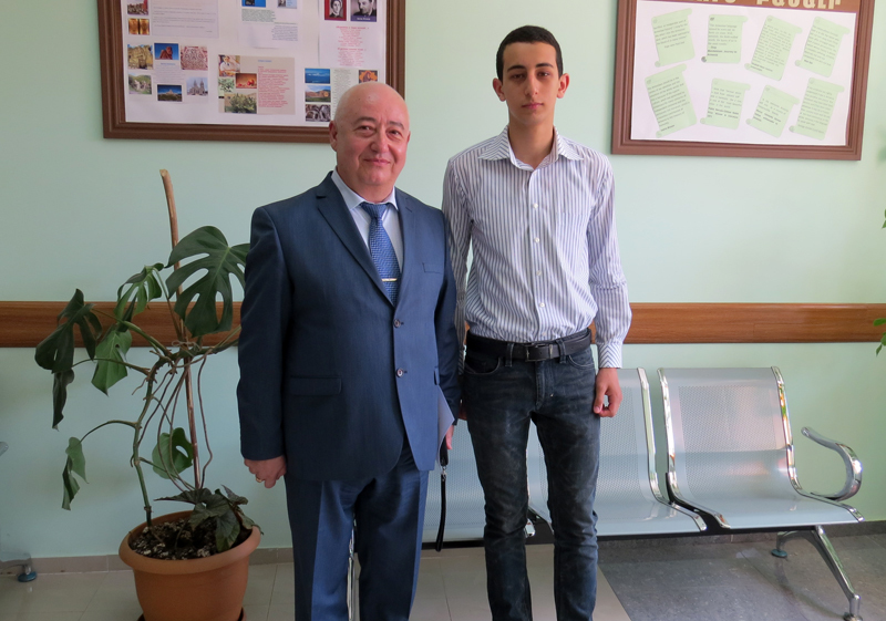 После мероприятия. Педагог Степанакертской школы № 11 Рубен Осипов со своим учеником-победителем Арамом Асцатряном. После мероприятия. Педагог Степанакертской школы № 11 Рубен Осипов со своим учеником-победителем Арамом Асцатряном.