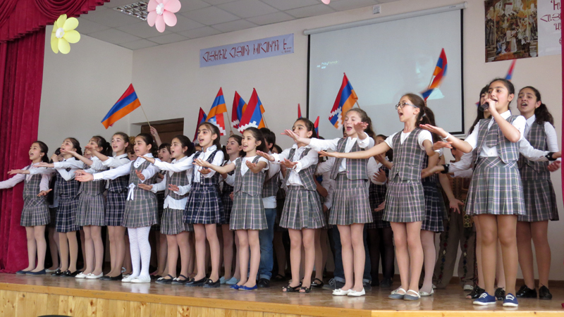 Концерт в школе №1 г.Степанакерта. Весёлая зажигательная песня. Концерт в школе №1 г.Степанакерта. Весёлая зажигательная песня.