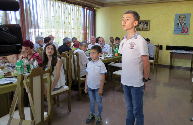 Внуки Поэта Армен (крайний справа)  и Арман прочитали басни своего деда... Сам Армен с семи лет пишет стихи...