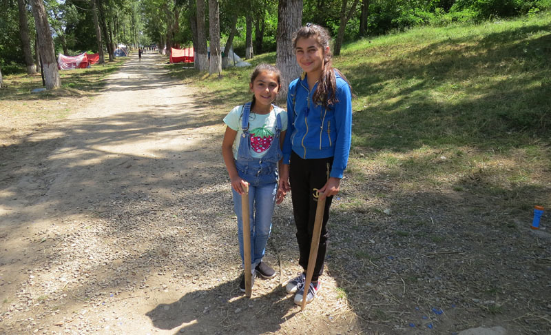 У ворот «КПП» меня встретили сёстры Лусине и Асмик. У ворот «КПП» меня встретили сёстры Лусине и Асмик.