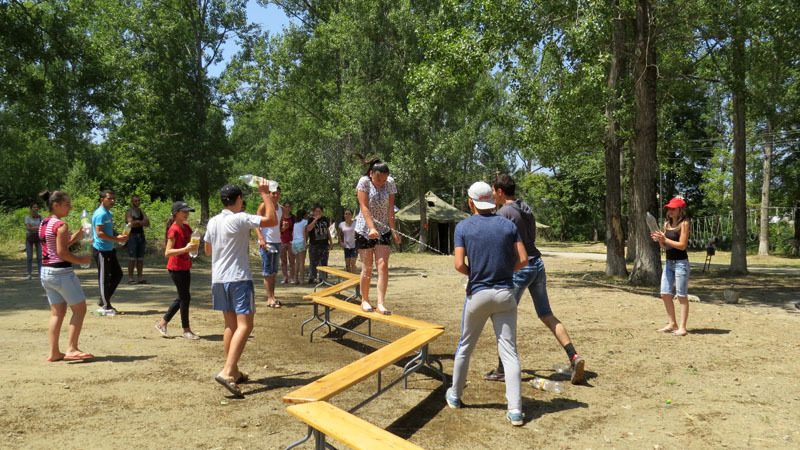 Шла зигзагообразная деревянная дорожка, в см. 30 от земли, и одна команда должна была пробежать/пройти по ней, не упав, естественно. Вторая же группа должна была поливать их из пластиковых бутылок.... Шум, веселье, крики... Мальчики и девочки, пока ... Шла зигзагообразная деревянная дорожка, в см. 30 от земли, и одна команда должна была пробежать/пройти по ней, не упав, естественно. Вторая же группа должна была поливать их из пластиковых бутылок.... Шум, веселье, крики... Мальчики и девочки, пока проходили это препятствие, полностью были мокрыми. Потом группы менялись местами...