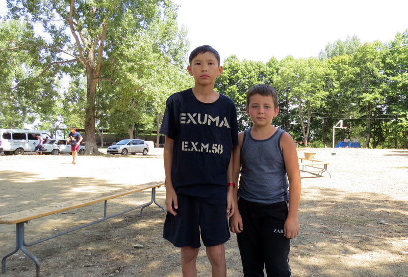 Когда я обходил территорию, передо мной пробежали двое мелких, один из которых был явно киргиз. Сразу подумалось, что от солнца у меня галлюцинации. Вдруг, вдали увидел, проходит девушка-мулатка... Ну, думаю, переутомился я, надо бы отдохнуть... Пока... Когда я обходил территорию, передо мной пробежали двое мелких, один из которых был явно киргиз. Сразу подумалось, что от солнца у меня галлюцинации. Вдруг, вдали увидел, проходит девушка-мулатка... Ну, думаю, переутомился я, надо бы отдохнуть... Пока я размышлял над моим состоянием, перед моими глазами снова появились эти двое мелких. Остановил их, смотрю, точно, мальчик киргиз, а с ним голубоглазый армянин Давид (справа). Познакомились, разговорились. Ислам, так зовут мальчика киргиза, в разговоре мне сказал: «Я перешёл в 7 класс, учусь в школе №3 Степанакерта и в первый раз в таком лагере. Режим, правда, немного жёсткий, но мне нравится. Утром встаём рано, делаем зарядку, потом завтрак, игры, занятия, обед, танцы, поём песни. У меня уже много новых друзей и мы решили после лагеря встречаться в реале, общаться в соцсетях, по телефону. Если будет возможность, на следующий год я обязательно снова приду в этот лагерь».