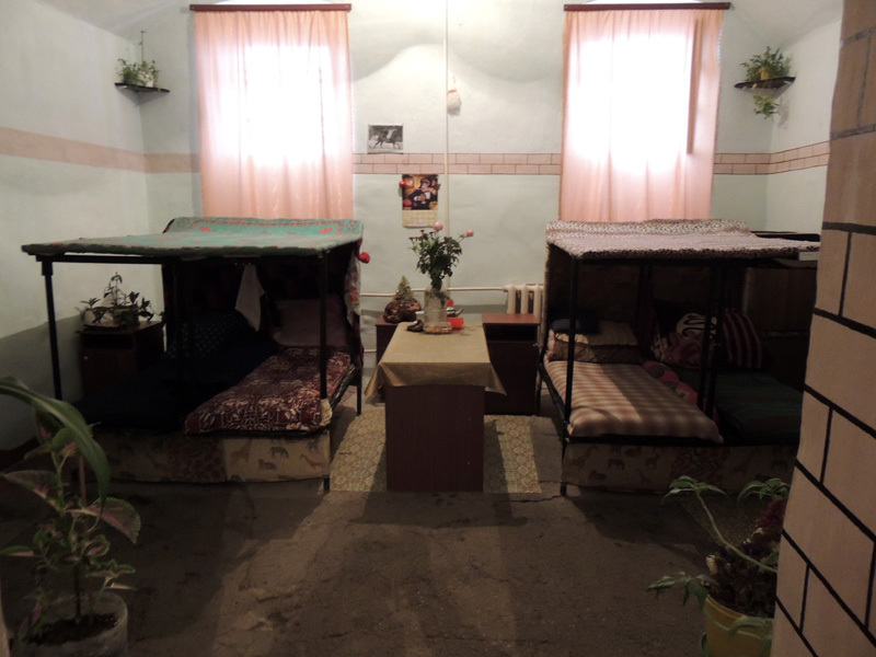 В этой камере заключённые создали себе определённый уют, не нарушая существующие Правила. В этой камере заключённые создали себе определённый уют, не нарушая существующие Правила.