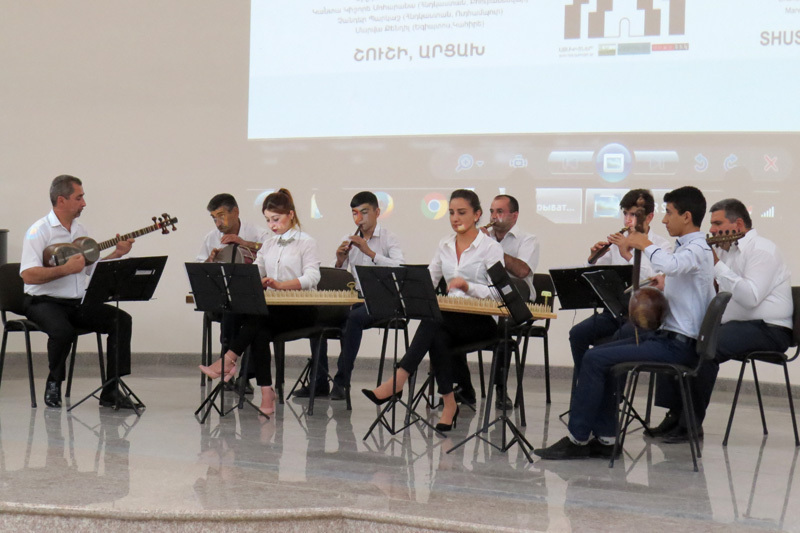 Ансамбль народных инструментов г.Шуши, художественный руководитель Левон Сардарян (крайний слева).