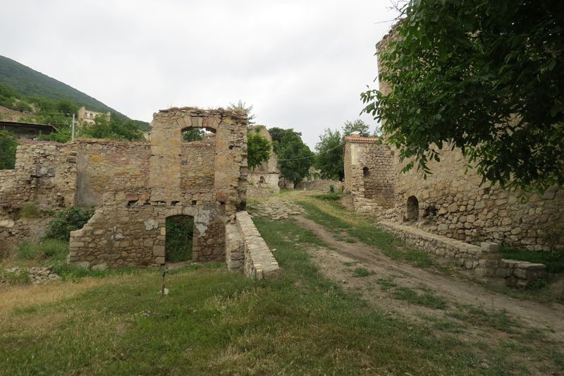 Дорога ведёт во внутрь дворца.