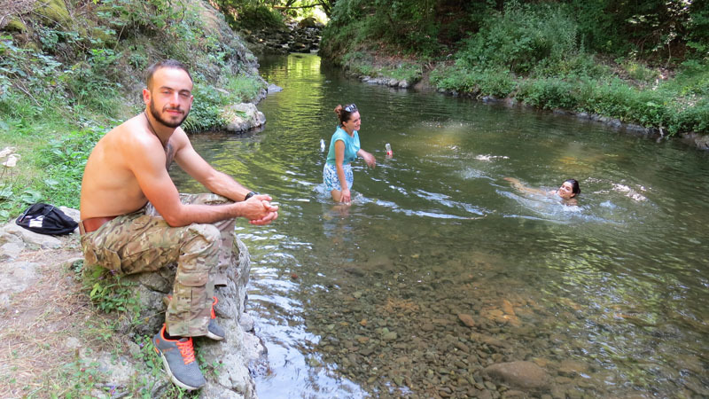 Азат следит, чтобы не было ЧП. Место называется "Цови кап".