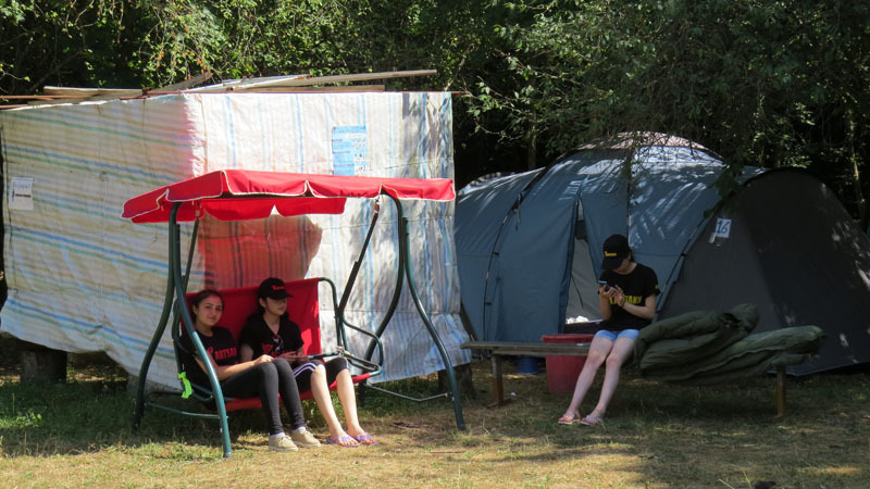  Свободное время. Девушки решили посидеть в тенёчке.