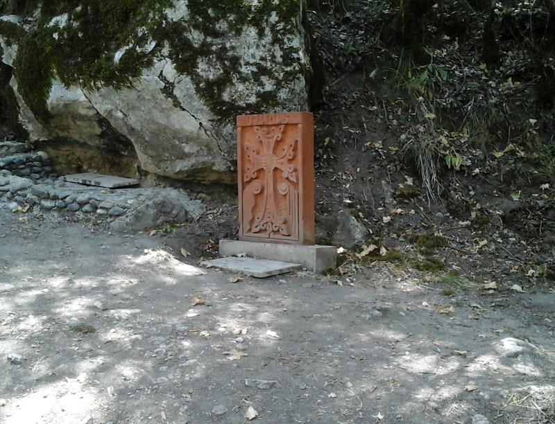 В лесу увидели установленный небольшой хачкар. В лесу увидели установленный небольшой хачкар.