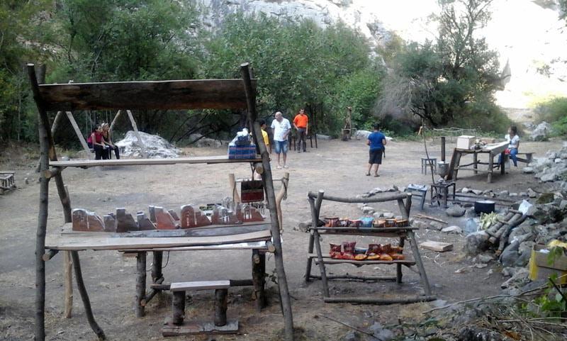 Вышли на поляну, где продавались сувениры, дошаб, тутовка, чай, кофе... Вышли на поляну, где продавались сувениры, дошаб, тутовка, чай, кофе...