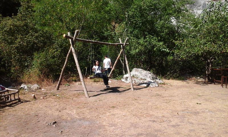 Можно и на качелях покататься. Можно и на качелях покататься.