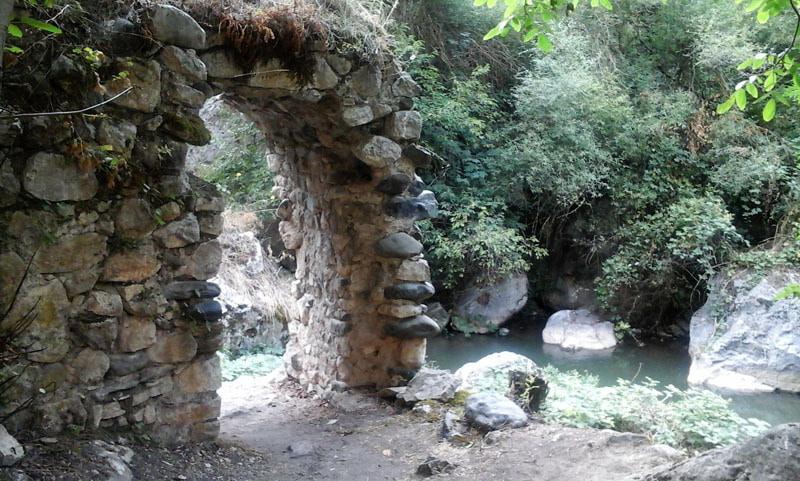 Пообедали под стенами этого старинного дома с аркой. Пообедали под стенами этого старинного дома с аркой.