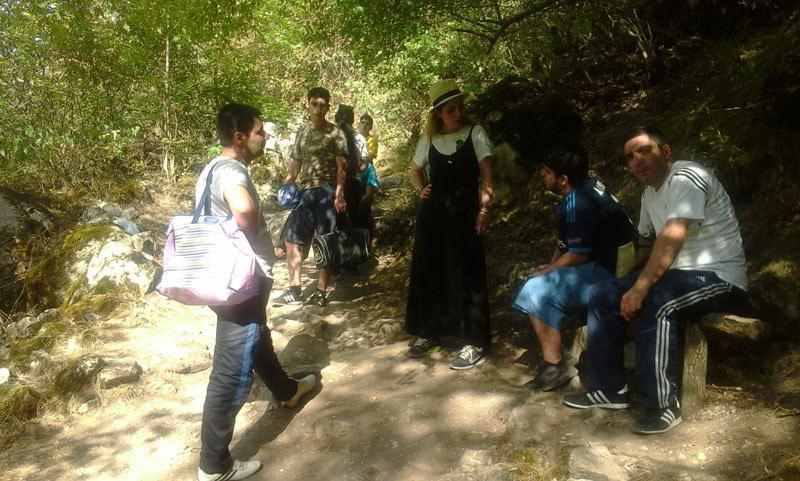 Возвращаясь, решили передохнуть, так как подъём крутой. Возвращаясь, решили передохнуть, так как подъём крутой.