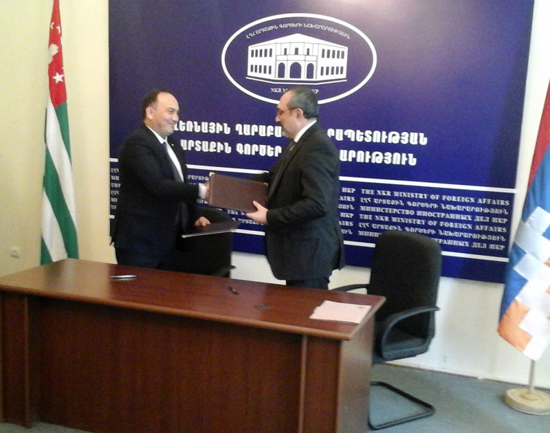 Оба министра довольны подписанными документами. Оба министра довольны подписанными документами.