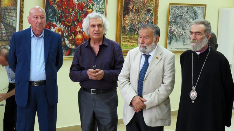   Рудик Петросян (втрой слева) рассказывает о своей деятельности.