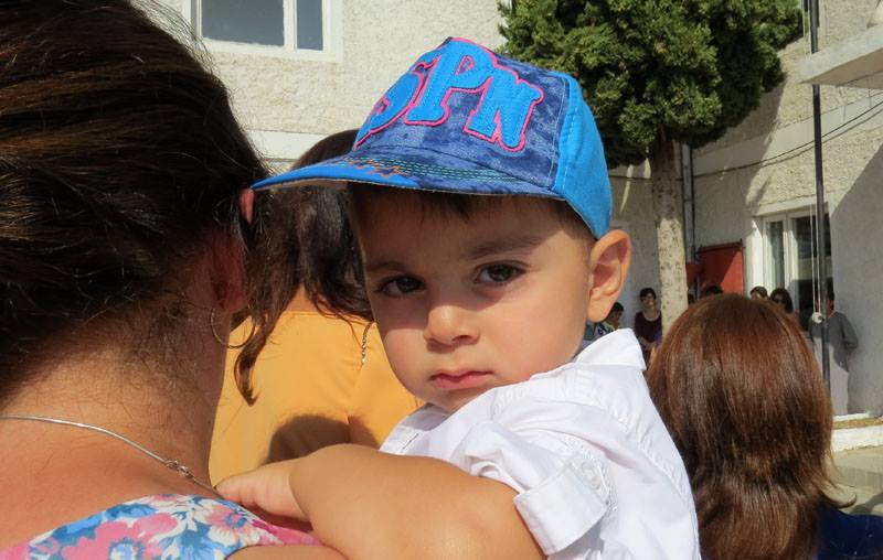 Мелкий в школьном дворе. Мелкий в школьном дворе.