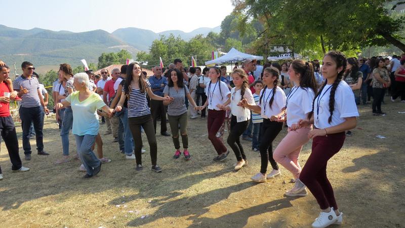 Это не профи, просто решили под музыку сплясать армянский народный танец.