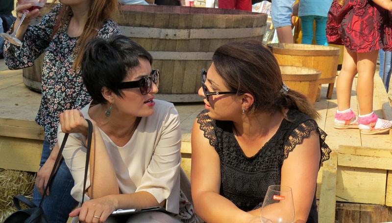 Сарине (слева) и Еразик давно не виделись. Есть о чём поговорить.