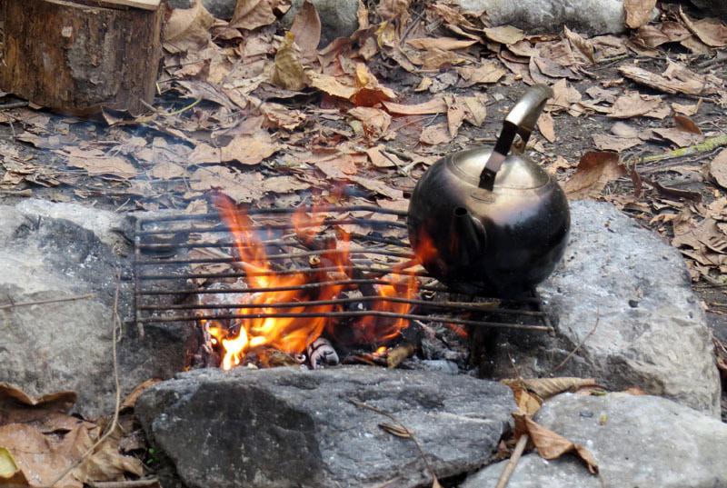 Смотритель каньона Славик предложил нам прекрасный чай, приготовленный на костре и заваренный различными травами.