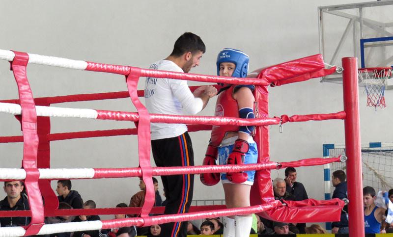 Между раундами. Тренер Алексан Агабалян со своим учеником.