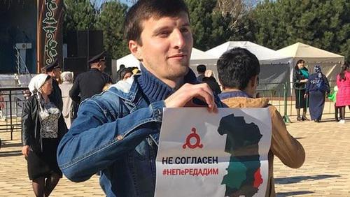 Участник акции в Назрани. 4 ноября 2018 года. Фото Магомеда Муцольгова для "Кавказского узла"
