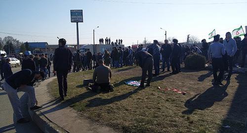Участники акции протеста на трассе у въезда в Назрань. 27 марта 2019 г. Фото Умара Йовлоя для "Кавказского узла"